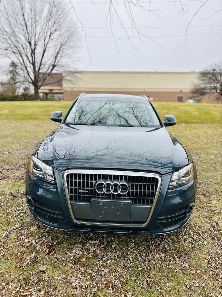 2011 Audi Q5 3.2 Quattro Premium Plus Sport Utility 4D